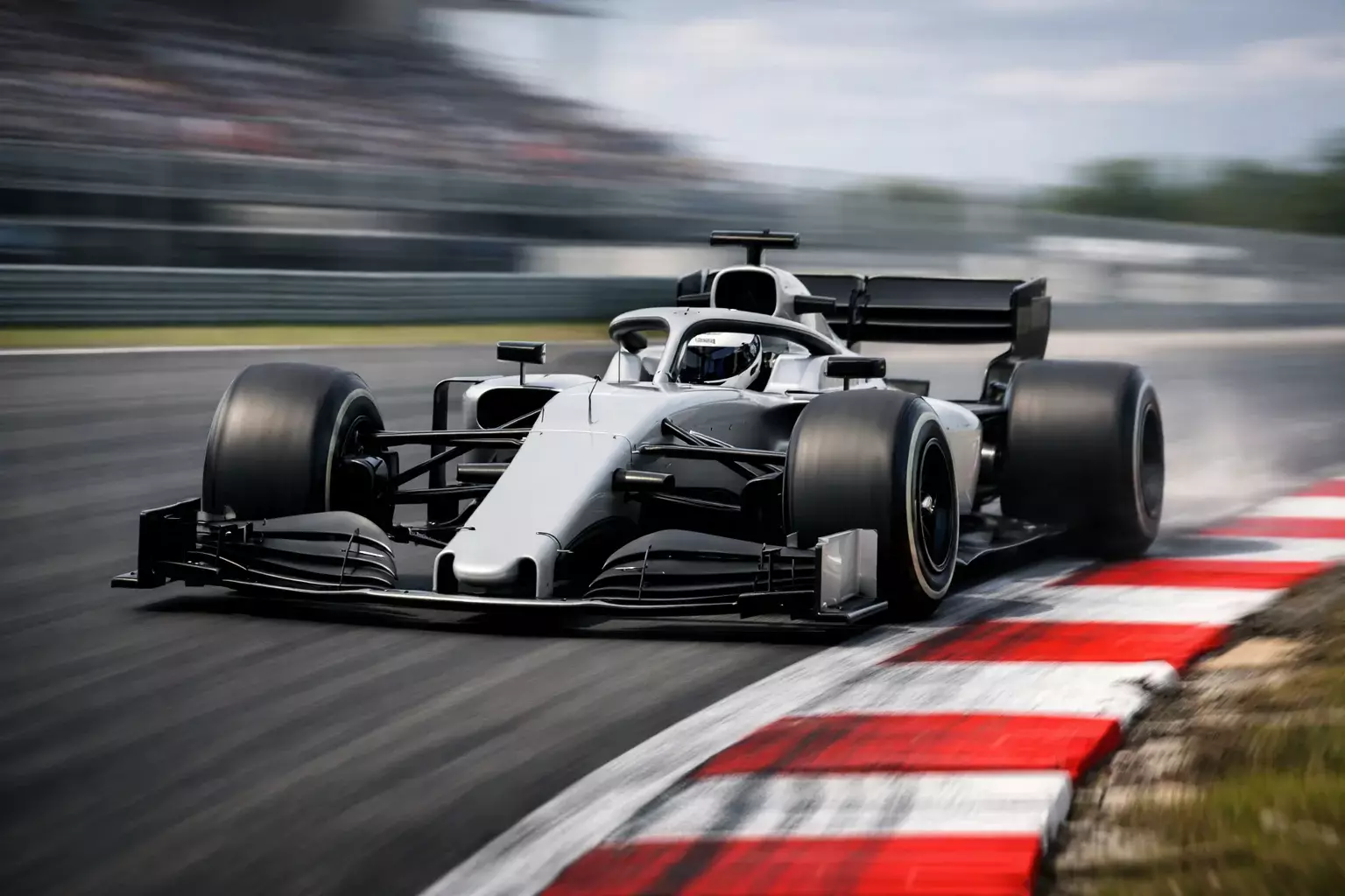 Monoposto di Formula 1 in pista durante un Gran Premio