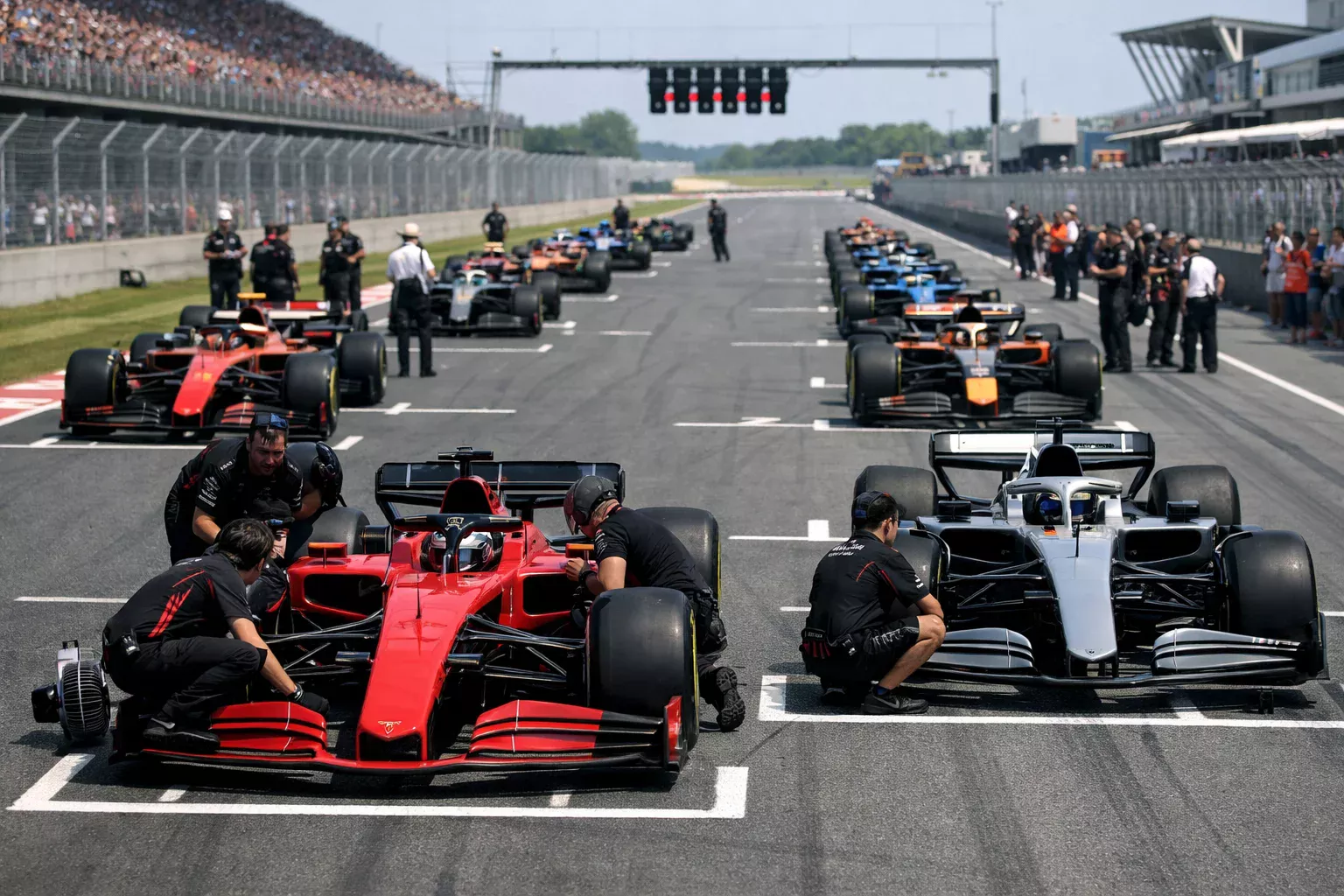 Griglia di partenza di Formula 1 con monoposto allineate