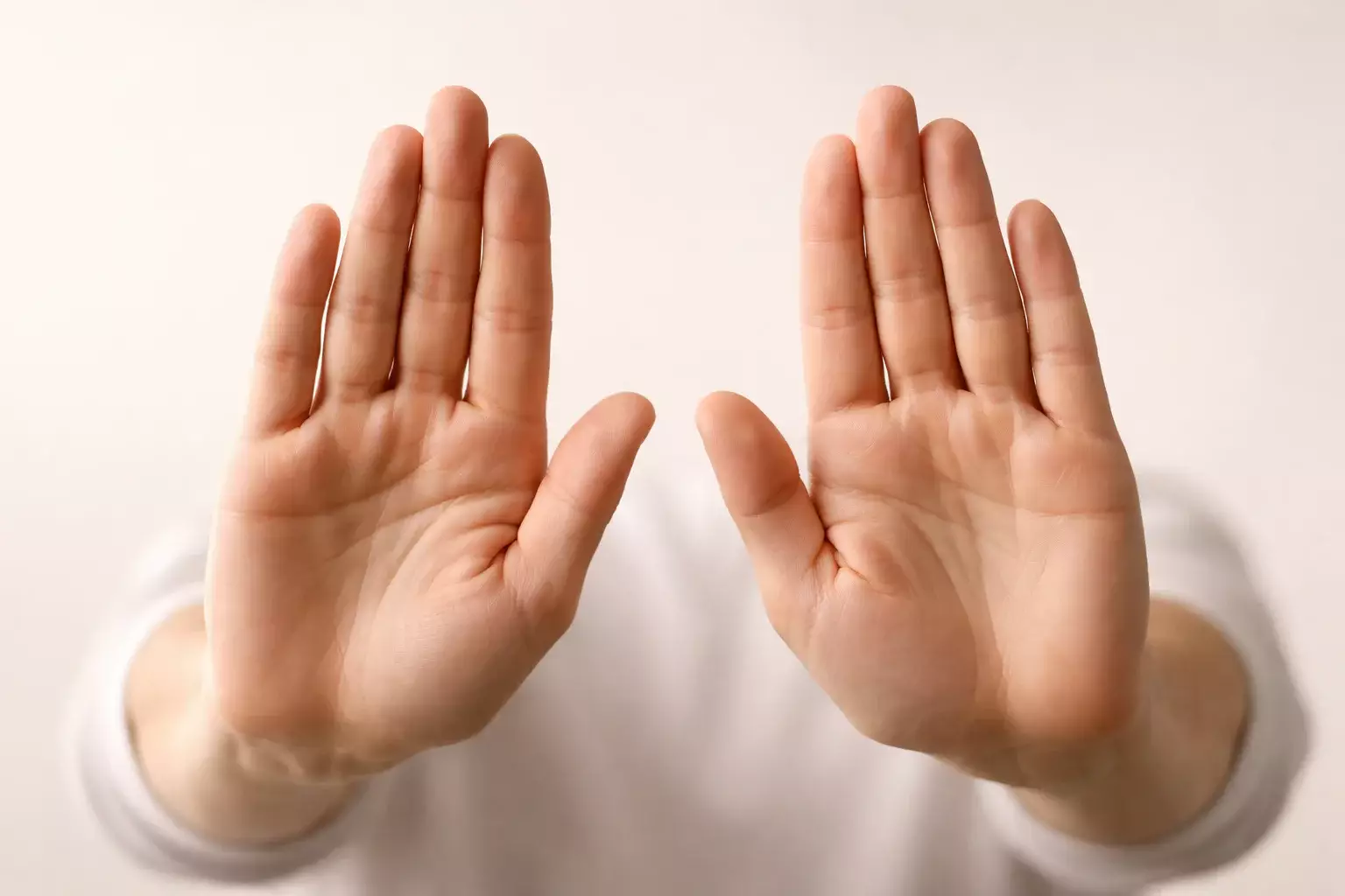 Mani che formano un gesto di stop protettivo