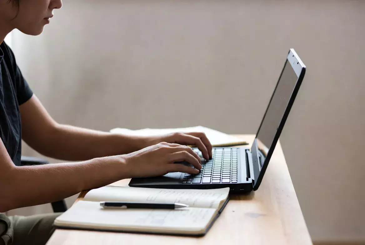 Persona che pianifica con appunti e laptop