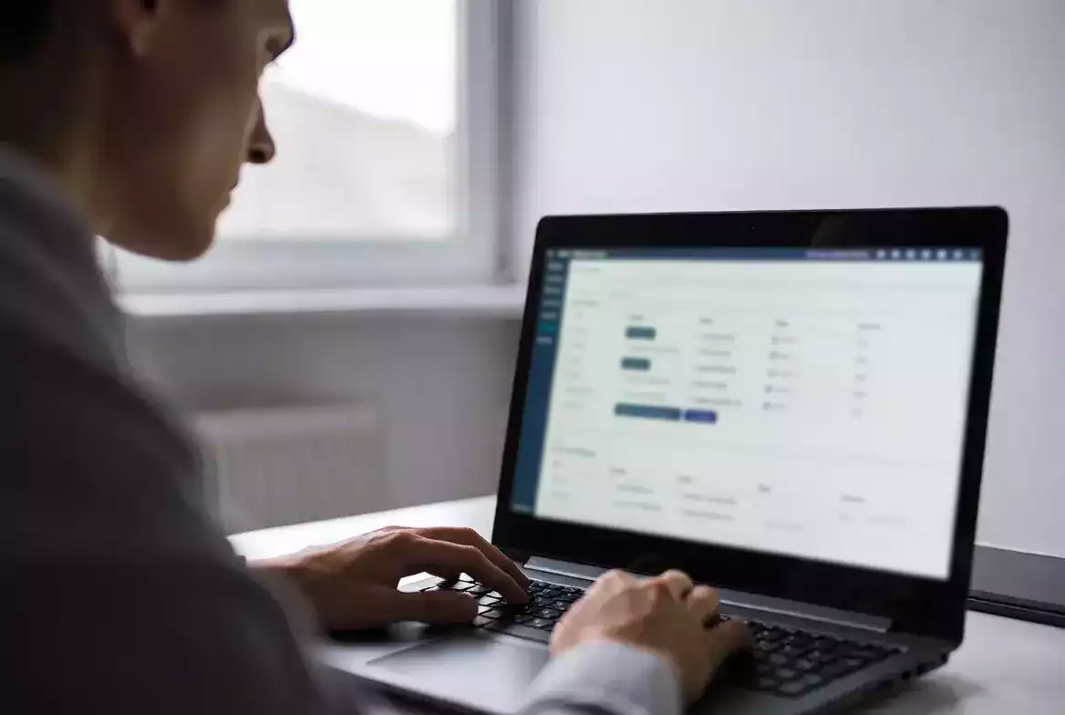 Persona che analizza opzioni su laptop