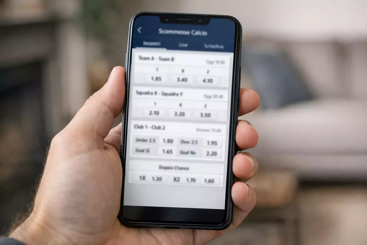 Mano che tiene uno smartphone con app di scommesse sportive