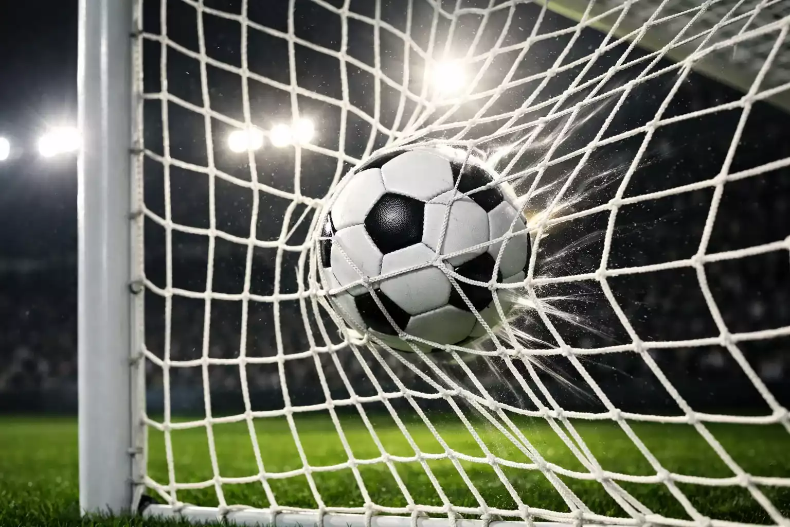 Pallone da calcio che entra in rete durante un gol